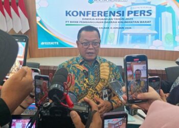 Direktur Utama Bank Kalbar, Rokidi, saat ditemui wartawan usai kegiatan Pemaparan Kinerja Bank Kalbar Tahun 2025 yang digelar di Kantor Utama Bank Kalbar, Pontianak, Selasa (06/01/2026). Foto: Deny Wahyu Hendrata.