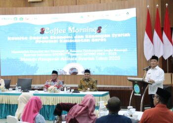 Gubernur Kalimantan Barat Ria Norsan saat memberikan sambutan pada kegiatan Coffee Morning Komite Daerah Ekonomi dan Keuangan Syariah (KDEKS) Provinsi Kalimantan Barat di Aula Lantai 5 Kantor Utama Bank Kalbar, Kamis (8/1/2026).