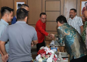 Wakil Gubernur Kalimantan Barat Krisantus Kurniawan menerima audiensi pengurus Persatuan Menembak Indonesia (Perbakin) Provinsi Kalimantan Barat di ruang kerja Wakil Gubernur Kalbar, Kamis (8/1/2026).