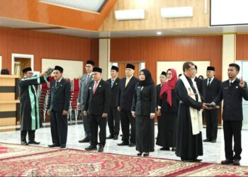 Pengambilan sumpah/janji Jabatan 15 pejabat Administrator dan Pengawas lingkungan Pemkab Ketapang, Jumat (09/01). Foto: Prokopim.