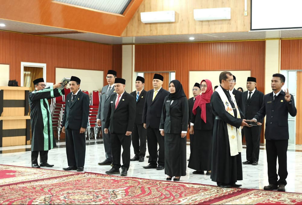 Pengambilan sumpah/janji Jabatan 15 pejabat Administrator dan Pengawas lingkungan Pemkab Ketapang, Jumat (09/01). Foto: Prokopim.