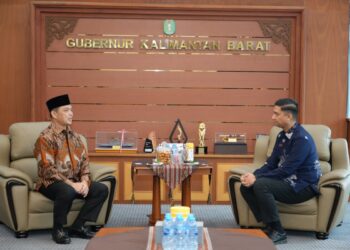 Gubernur Kalbar Ria Norsan saat menerima Asisten Vice President Branch Manager Garuda Indonesia Pontianak, Widya Kurniawan Putra beserta jajaran manajemen Garuda Indonesia dalam agenda pertemuan di Ruang Kerja Gubernur Kalbar, Jumat (9/1/2026).