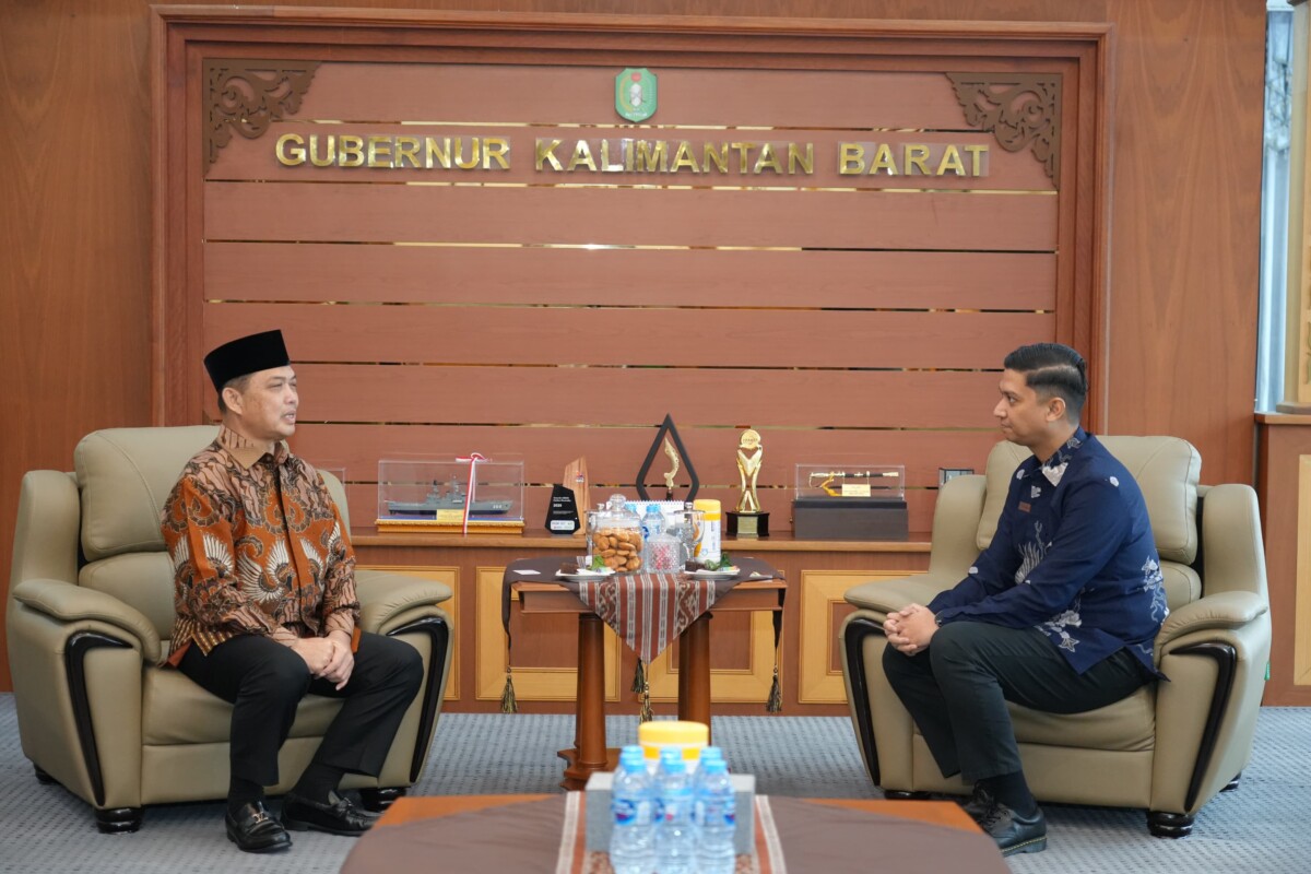 Gubernur Kalbar Ria Norsan saat menerima Asisten Vice President Branch Manager Garuda Indonesia Pontianak, Widya Kurniawan Putra beserta jajaran manajemen Garuda Indonesia dalam agenda pertemuan di Ruang Kerja Gubernur Kalbar, Jumat (9/1/2026).