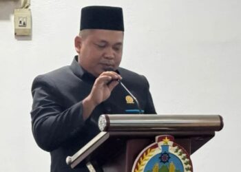 Ketua Komisi I DPRD Kabupaten Kayong Utara, Syaiful Hartadin, saat meninjau kondisi SDN 12 Desa Podorukun yang diusulkan untuk direvitalisasi pada Tahun 2026.