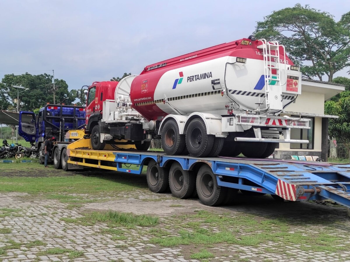 Truk recooler isi avtur 16.000 liter dari Pertamina Patra Niaga di Bandara Noto Hadinegoro Jember (foto: Jurnalis.co.id/Sigit)
