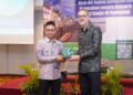 Wali Kota Pontianak, Edi Rusdi Kamtono menerima cinderamata kolaborasi dari perwakilan Universitas Waterloo Kanada, Prof. Stefan Steiner usai membuka Kick Off Kajian Kerugian dan Kerusakan secara Aktuaria Akibat Banjir di Pontianak, di Hotel Mercure, Kamis (15/01/2026).