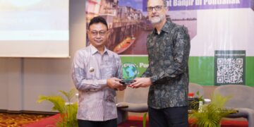 Wali Kota Pontianak, Edi Rusdi Kamtono menerima cinderamata kolaborasi dari perwakilan Universitas Waterloo Kanada, Prof. Stefan Steiner usai membuka Kick Off Kajian Kerugian dan Kerusakan secara Aktuaria Akibat Banjir di Pontianak, di Hotel Mercure, Kamis (15/01/2026).