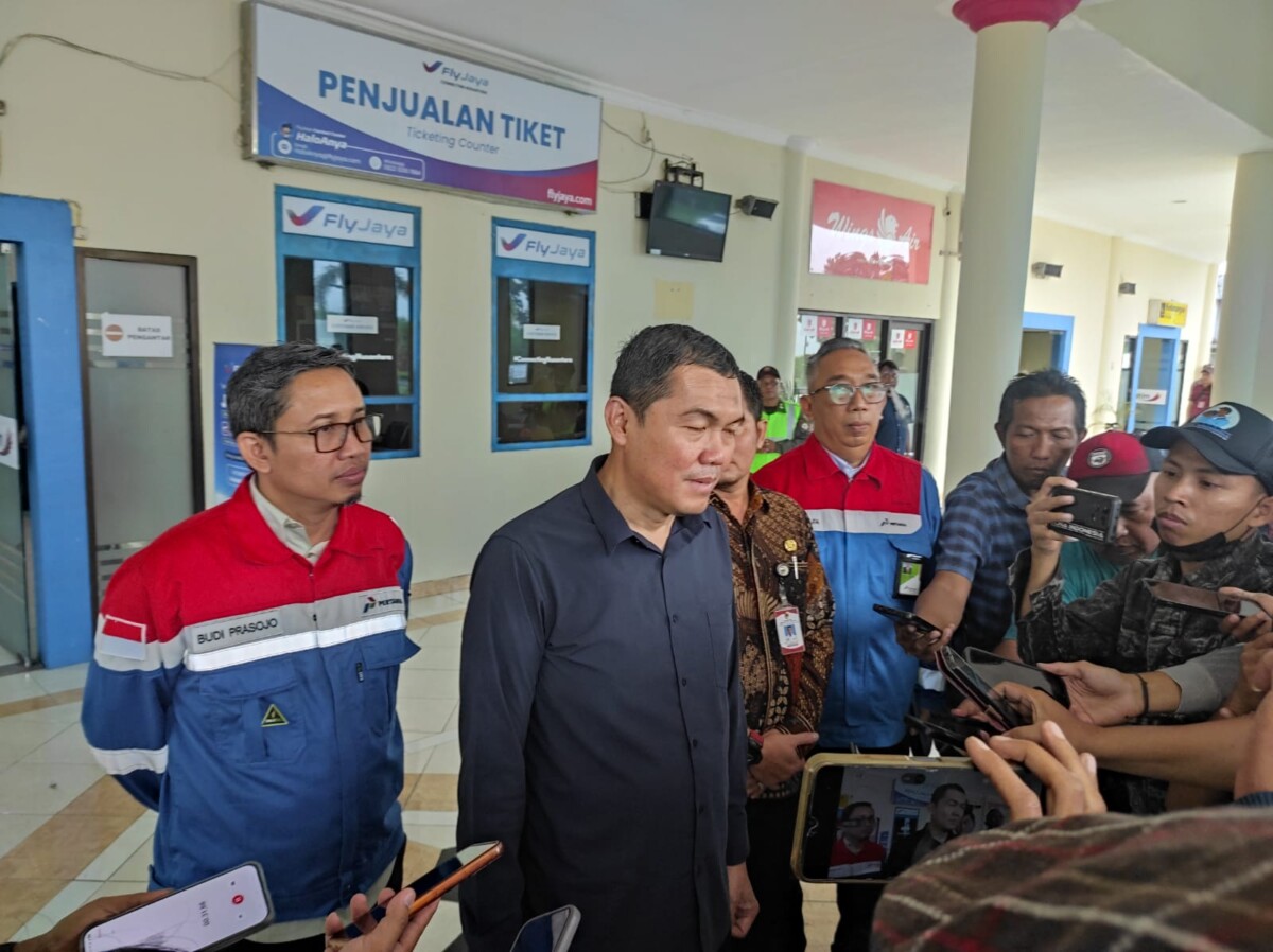 Keterangan gambar isi:
Eksekutif General Manager Pertamina Patra Niaga Regional Jatimbalinus, Iwan Yudha Wibawa, saat jumpa pers di Bandara Noto Hadinegoro Jember (foto: Jurnalis.co.id/Sigit)