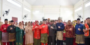 Bupati Sujiwo saat bertindak sebagai inspektur Upacara Peringatan Hari Desa Nasional (HDN) 2026 di halaman Kantor Camat Sungai Kakap, Kamis (15/1/2026).