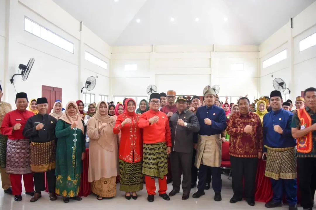 Bupati Sujiwo saat bertindak sebagai inspektur Upacara Peringatan Hari Desa Nasional (HDN) 2026 di halaman Kantor Camat Sungai Kakap, Kamis (15/1/2026).