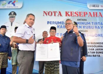 Bupati Kubu Raya Sujiwo menyaksikan langsung penandatanganan nota kesepahaman (MoU) antara Perusahaan Umum Daerah (Perumda) Air Minum Tirta Raya Kubu Raya dengan PT Rafa Karya Indonesia, Kamis (15/1/2026)