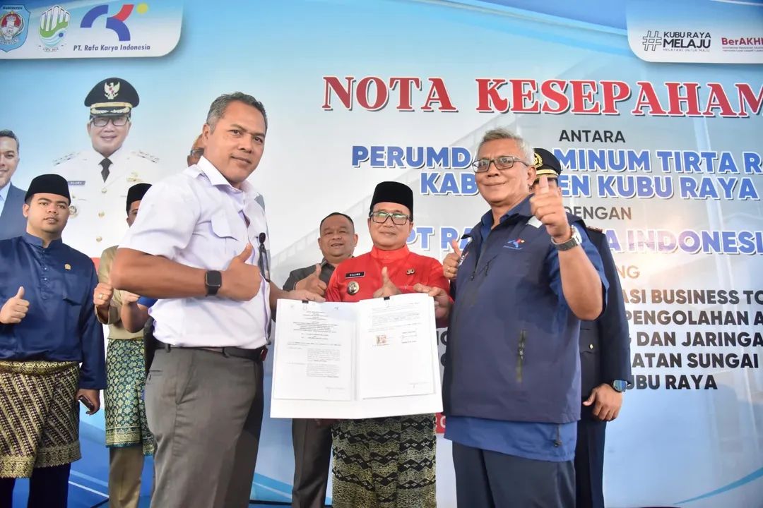 Bupati Kubu Raya Sujiwo menyaksikan langsung penandatanganan nota kesepahaman (MoU) antara Perusahaan Umum Daerah (Perumda) Air Minum Tirta Raya Kubu Raya dengan PT Rafa Karya Indonesia, Kamis (15/1/2026)