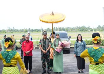Wakil Gubernur Kalimantan Barat, Krisantus Kurniawan, beserta istri menyambut langsung kedatangan Panglima Kodam XII/Tanjungpura yang baru, Mayjen TNI Novi Rubadi Sugito, dan istri di ruang VIP Bandara Internasional Supadio, Kubu Raya, Sabtu (17/1/2026).