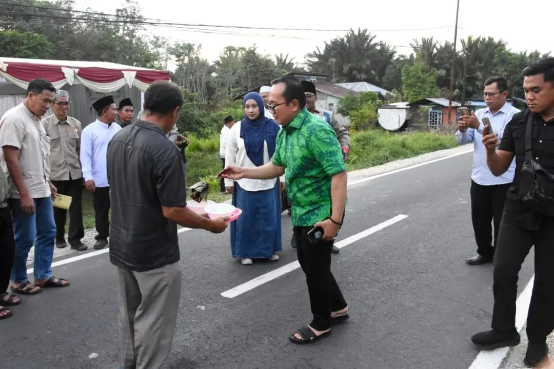 Bupati Kubu Raya, Sujiwo, menghadiri tasyakuran selesainya sebagian perbaikan jalan poros ekonomi yang menghubungkan Desa Kuala Dua–Desa Mekar Sari–Desa Sungai Asam di Kecamatan Sungai Raya, Sabtu (17/1/2026).
