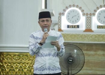Sekda Ketapang saat membacakan sambutan Bupati. Foto: Prokopim.