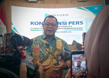Direktur Utama Bank Kalbar, Rokidi saat ditemui wartawan usai konferensi pers di aula Bank Kalbar, Selasa (06/01/2026). Foto : Deny Wahyu Hendrata.