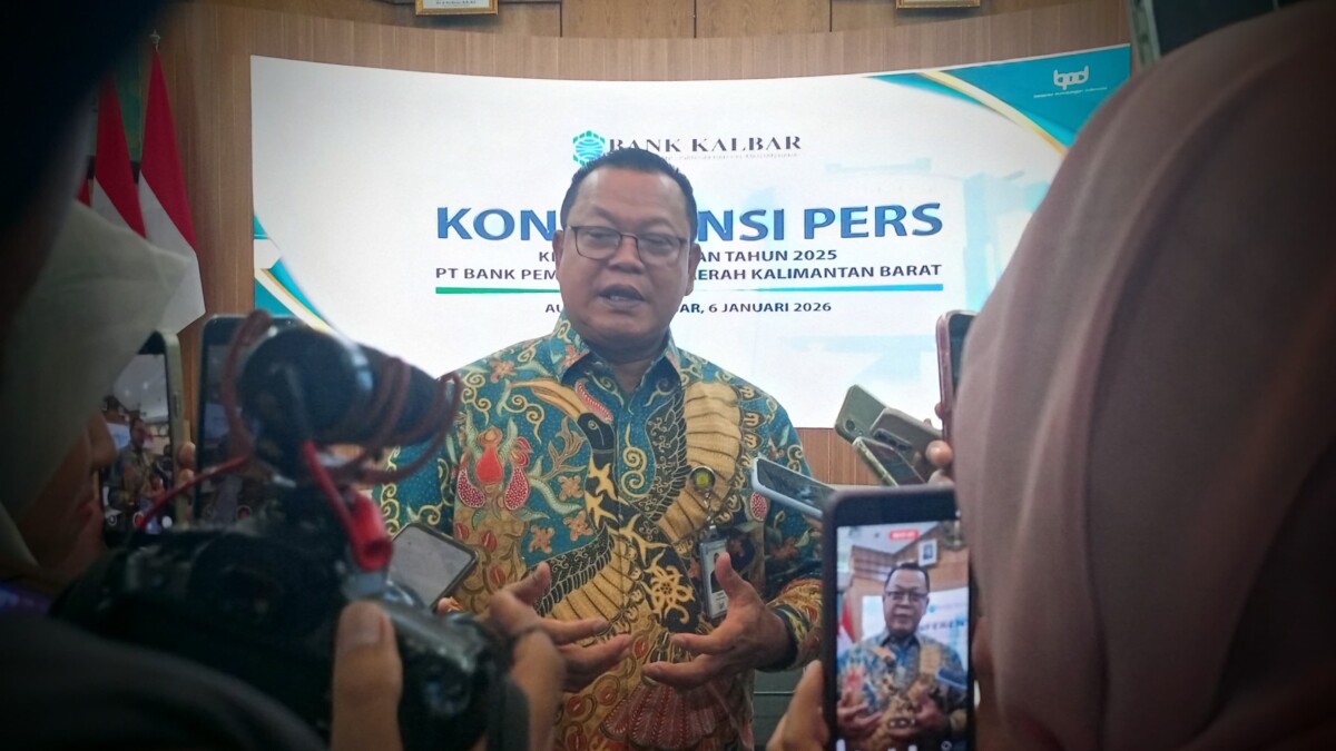 Direktur Utama Bank Kalbar, Rokidi saat ditemui wartawan usai konferensi pers di aula Bank Kalbar, Selasa (06/01/2026). Foto : Deny Wahyu Hendrata.