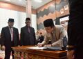 Sujiwo saat mengukuhkan dan melantik pejabat pimpinan tinggi pratama (eselon II), pejabat administrator (eselon III), pejabat pengawas (eselon IV), serta pejabat fungsional, Senin (19/1/2026), di Aula Praja Utama Kantor Bupati Kubu Raya.