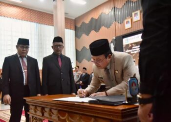 Sujiwo saat mengukuhkan dan melantik pejabat pimpinan tinggi pratama (eselon II), pejabat administrator (eselon III), pejabat pengawas (eselon IV), serta pejabat fungsional, Senin (19/1/2026), di Aula Praja Utama Kantor Bupati Kubu Raya.