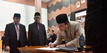Sujiwo saat mengukuhkan dan melantik pejabat pimpinan tinggi pratama (eselon II), pejabat administrator (eselon III), pejabat pengawas (eselon IV), serta pejabat fungsional, Senin (19/1/2026), di Aula Praja Utama Kantor Bupati Kubu Raya.