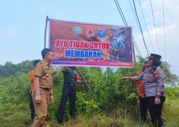 Wali Kota Pontianak Edi Rusdi Kamtono memasang spanduk larangan membakar lahan.