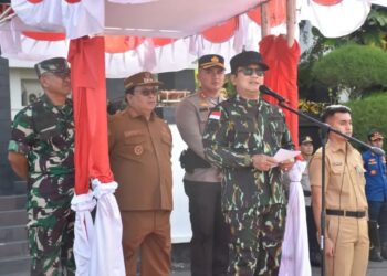 Bupati Kubu Raya Sujiwo saat menjadi Pembina Apel Kesiapsiagaan Karhutla di halaman Kantor Bupati Kubu Raya, Selasa (20/1/2026).