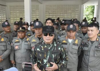 Sujiwo saat menjadi pembina apel di lingkungan Satuan Polisi Pamong Praja, Selasa (20/1/2025).