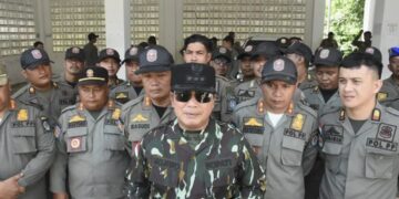 Sujiwo saat menjadi pembina apel di lingkungan Satuan Polisi Pamong Praja, Selasa (20/1/2025).