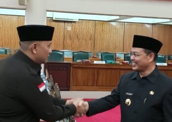 Gubernur Kalimantan Barat, Ria Norsan usai menghadiri Rapat Paripurna penyempurnaan hasil evaluasi Menteri Dalam Negeri atas Raperda APBD Tahun Anggaran 2026 di Balairung Sari, Kantor DPRD Provinsi Kalimantan Barat, Selasa (20/1/2026). Foto : Deny Wahyu Hendrata.