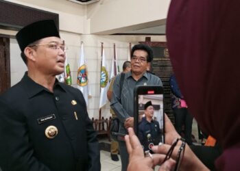 Gubernur Kalimantan Barat, Ria Norsan saat ditemui wartawan usai menghadiri rapat paripurna DPRD Kalbar, Selasa (20/01/2026). Foto : Deny Wahyu Hendrata.