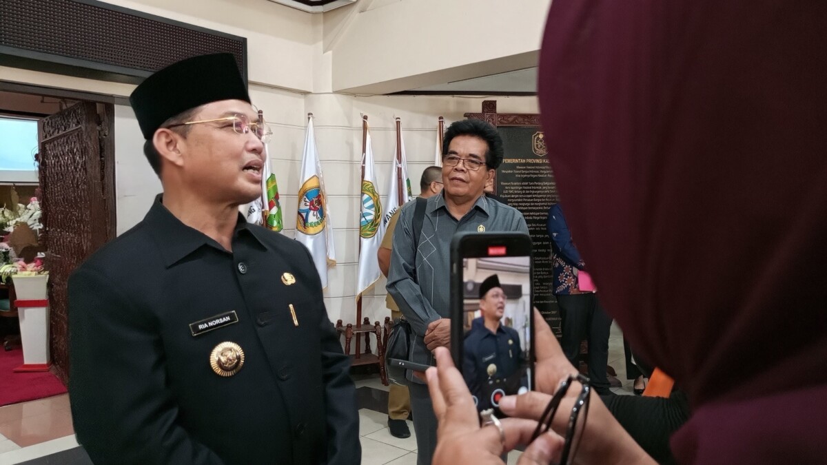 Gubernur Kalimantan Barat, Ria Norsan saat ditemui wartawan usai menghadiri rapat paripurna DPRD Kalbar, Selasa (20/01/2026). Foto : Deny Wahyu Hendrata.