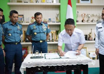 Penandatanganan berita acara peminjaman lahan untuk operasional Rumah Sakit Angkatan Laut (Rumkital) Tingkat III Rahadi Osman.