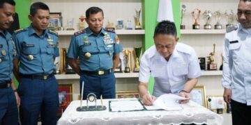 Penandatanganan berita acara peminjaman lahan untuk operasional Rumah Sakit Angkatan Laut (Rumkital) Tingkat III Rahadi Osman.