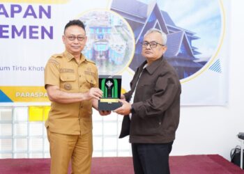 Wali Kota Pontianak, Edi Rusdi kamtono bersama Kepala Perwakilan BPKP Provinsi Kalimantan Barat, Rudy M. Harahap, saat menghadiri kegiatan pembahasan penerapan manajemen risiko Perumdam Tirta Khatulistiwa Kota Pontianak, Selasa (20/01/2026).