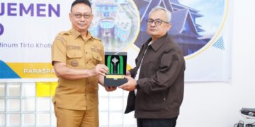 Wali Kota Pontianak, Edi Rusdi kamtono bersama Kepala Perwakilan BPKP Provinsi Kalimantan Barat, Rudy M. Harahap, saat menghadiri kegiatan pembahasan penerapan manajemen risiko Perumdam Tirta Khatulistiwa Kota Pontianak, Selasa (20/01/2026).