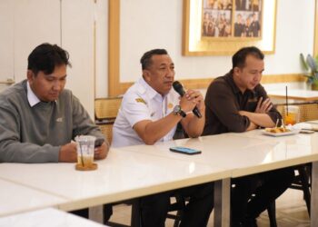 Kepala Dinas Pemuda Olahraga dan Pariwisata Kota Pontianak, Rizal didampingi CEO Sporta Indonesia Ongky Lesmana selaku penyelenggara, memaparkan event Pontianak City Run 2026.