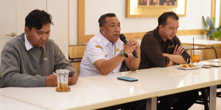 Kepala Dinas Pemuda Olahraga dan Pariwisata Kota Pontianak, Rizal didampingi CEO Sporta Indonesia Ongky Lesmana selaku penyelenggara, memaparkan event Pontianak City Run 2026.