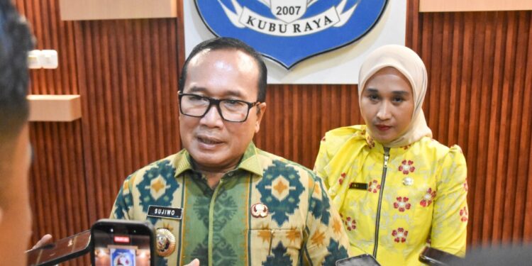 Bupati Kubu Raya Sujiwo usai membuka Konsultasi Publik Rancangan Awal Rencana Kerja Pemerintah Daerah (RKPD) Kabupaten Kubu Raya Tahun 2027 di Aula Praja Utama Kantor Bupati Kubu Raya, Kamis (22/1/2025).