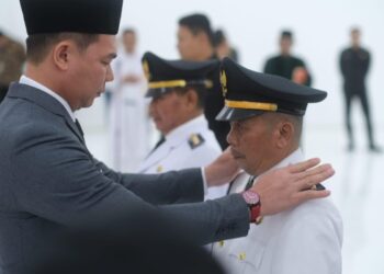 Proses pelantikan para pejabat di Kabupaten Kapuas Hulu dilakukan langsung oleh Bupati Kapuas Hulu Fransiskus Diaan. Ist