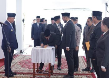 Bupati Ketapang, Alexander Wilyo menyaksikan penandatanganan BA pelantikan. Foto: Prokopim.