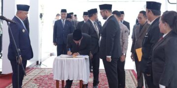 Bupati Ketapang, Alexander Wilyo menyaksikan penandatanganan BA pelantikan. Foto: Prokopim.