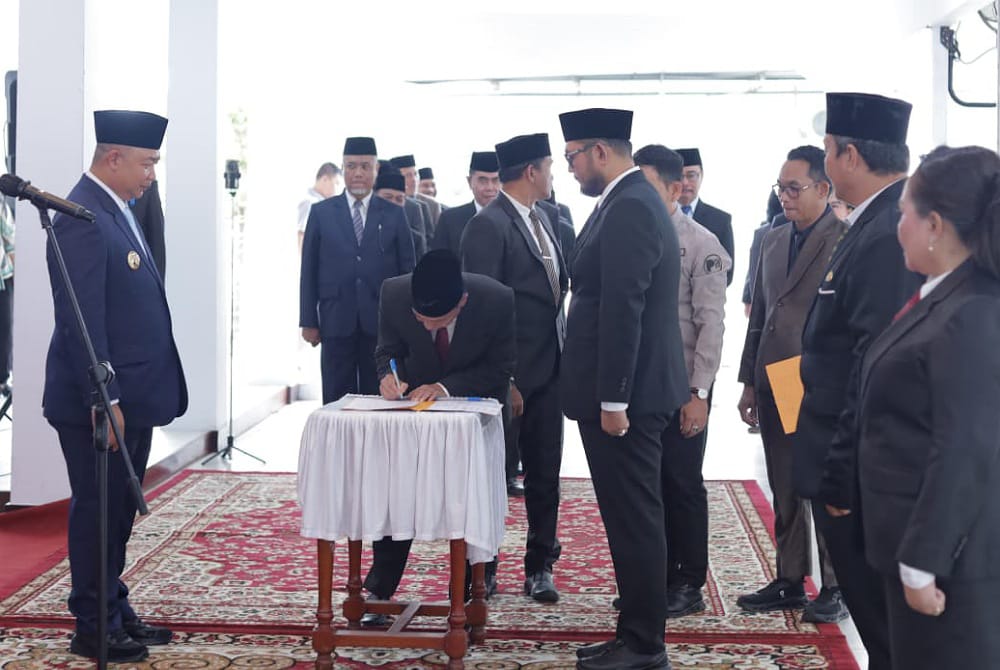 Bupati Ketapang, Alexander Wilyo menyaksikan penandatanganan BA pelantikan. Foto: Prokopim.