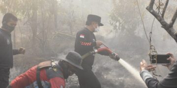 Bupati Kubu Raya Sujiwo turun langsung berjibaku memadamkan api bersama tim gabungan, Kamis (22/1/2026).