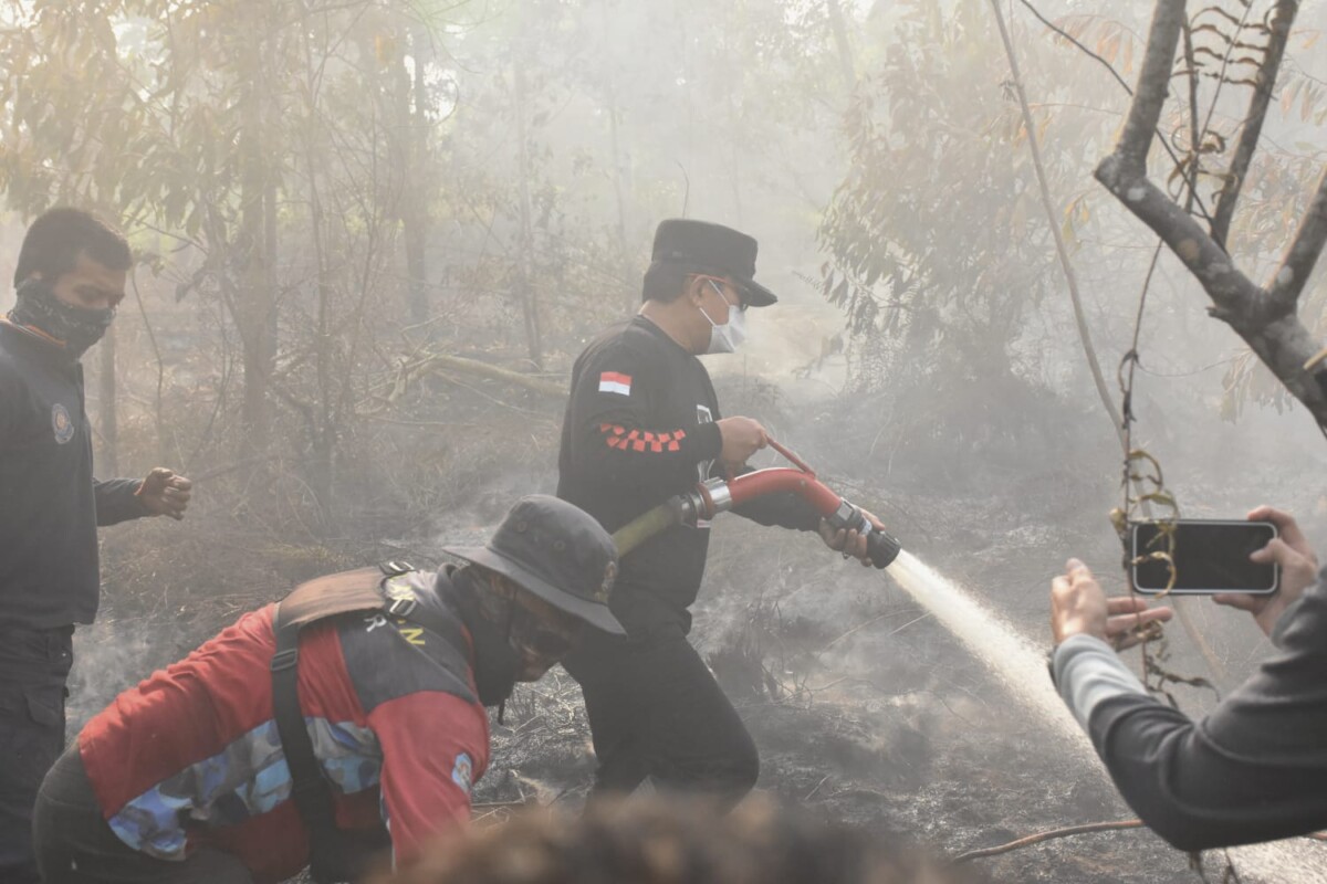 Bupati Kubu Raya Sujiwo turun langsung berjibaku memadamkan api bersama tim gabungan, Kamis (22/1/2026).