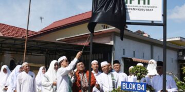 Wakil Bupati Kubu Raya Sukiryanto meresmikan Sekretariat IPHI Kubu Raya yang berlokasi di Kompleks Duta Bandara, Desa Teluk Kapuas, Kecamatan Sungai Raya, Jumat (23/1/2026).