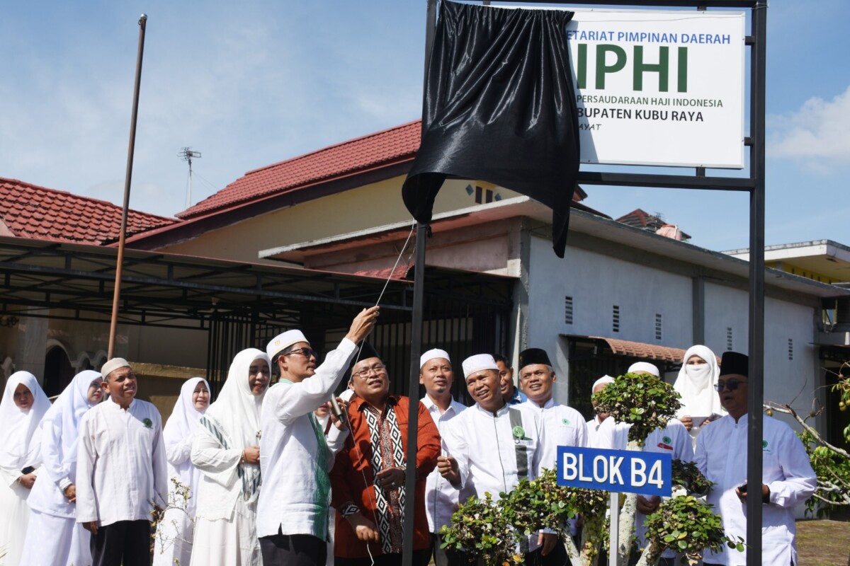 Wakil Bupati Kubu Raya Sukiryanto meresmikan Sekretariat IPHI Kubu Raya yang berlokasi di Kompleks Duta Bandara, Desa Teluk Kapuas, Kecamatan Sungai Raya, Jumat (23/1/2026).
