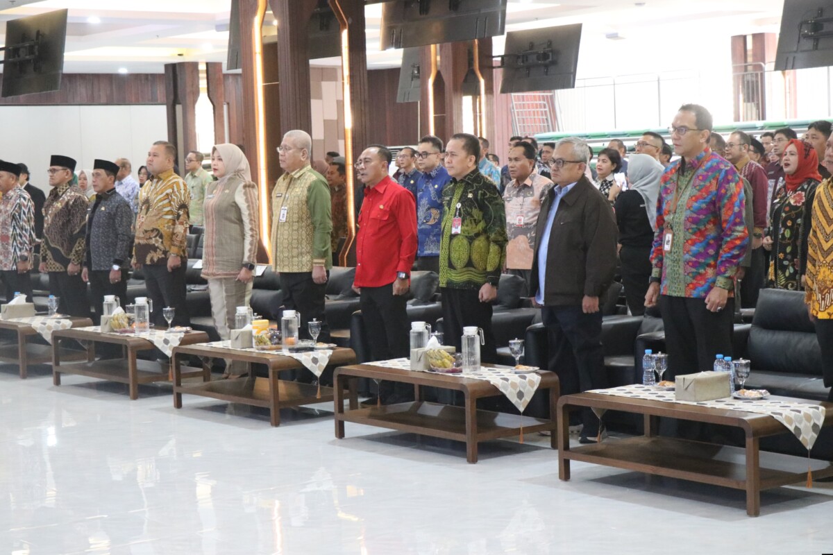 Wakil Gubernur Kalbar, Krisantus Kurniawan beserta jajaran dan Kepala Perwakilan BPKP Provinsi Kalimantan Barat, Rudy M. Harahap, saat menghadiri Dialog Interaktif bertema “Refleksi 69 Tahun Pemprov Kalbar: Optimalisasi Pengelolaan Keuangan Daerah untuk Pembangunan” yang digelar di Aula Garuda, Kantor Gubernur Kalimantan Barat, Kamis (22/01/2026).