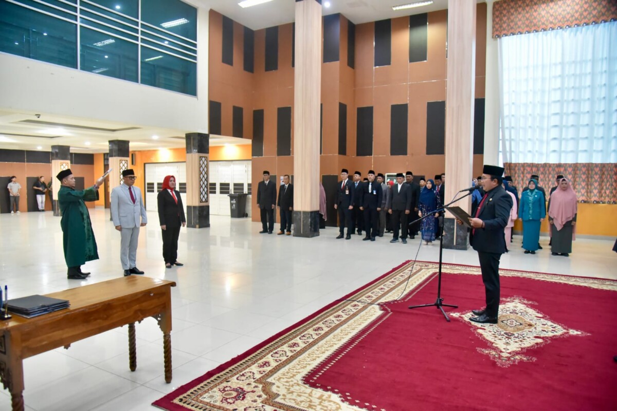 Bupati Kubu Raya, Sujiwo, melantik Gunawan Putra sebagai Dewan Pengawas (Dewas) Perumda Air Minum Tirta Raya periode 2026–2030 serta Uray Emma Yaniaries sebagai Direktur Perusda Aneka Usaha Menanjak Bahagia periode 2026–2031.