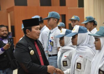 Sujiwo saat memberikan pengarahan pada kegiatan latihan gabungan Paskibra SMA se-Kubu Raya yang digelar di Kantor Bupati Kubu Raya, Jumat (23/1/2026).