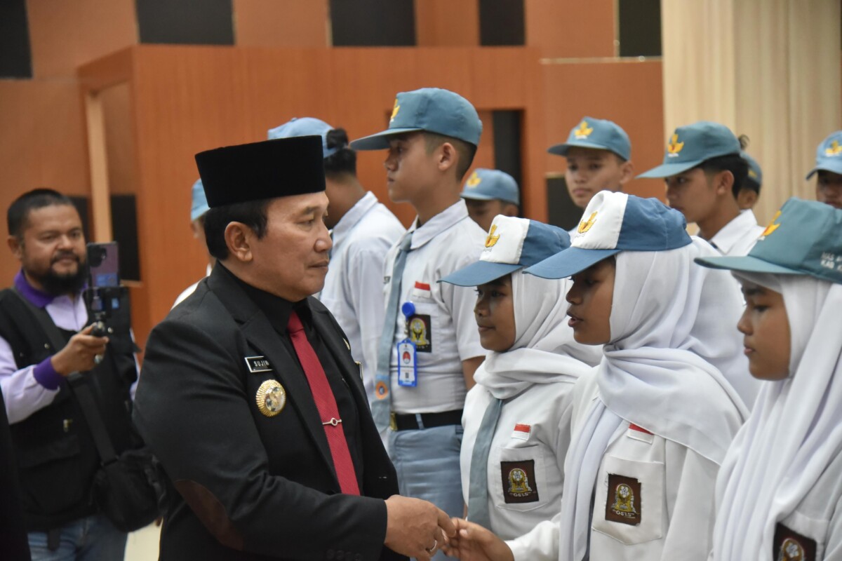 Sujiwo saat memberikan pengarahan pada kegiatan latihan gabungan Paskibra SMA se-Kubu Raya yang digelar di Kantor Bupati Kubu Raya, Jumat (23/1/2026).
